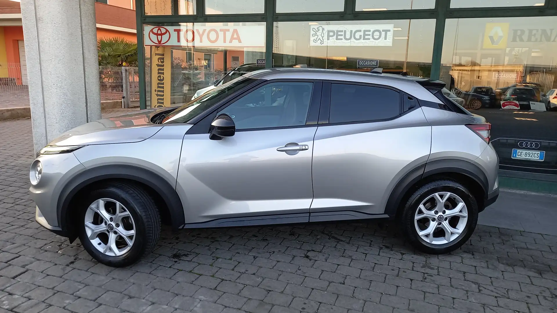 Nissan Juke Juke II  1.0 dig-t N-Connecta 114cv Grigio - 2