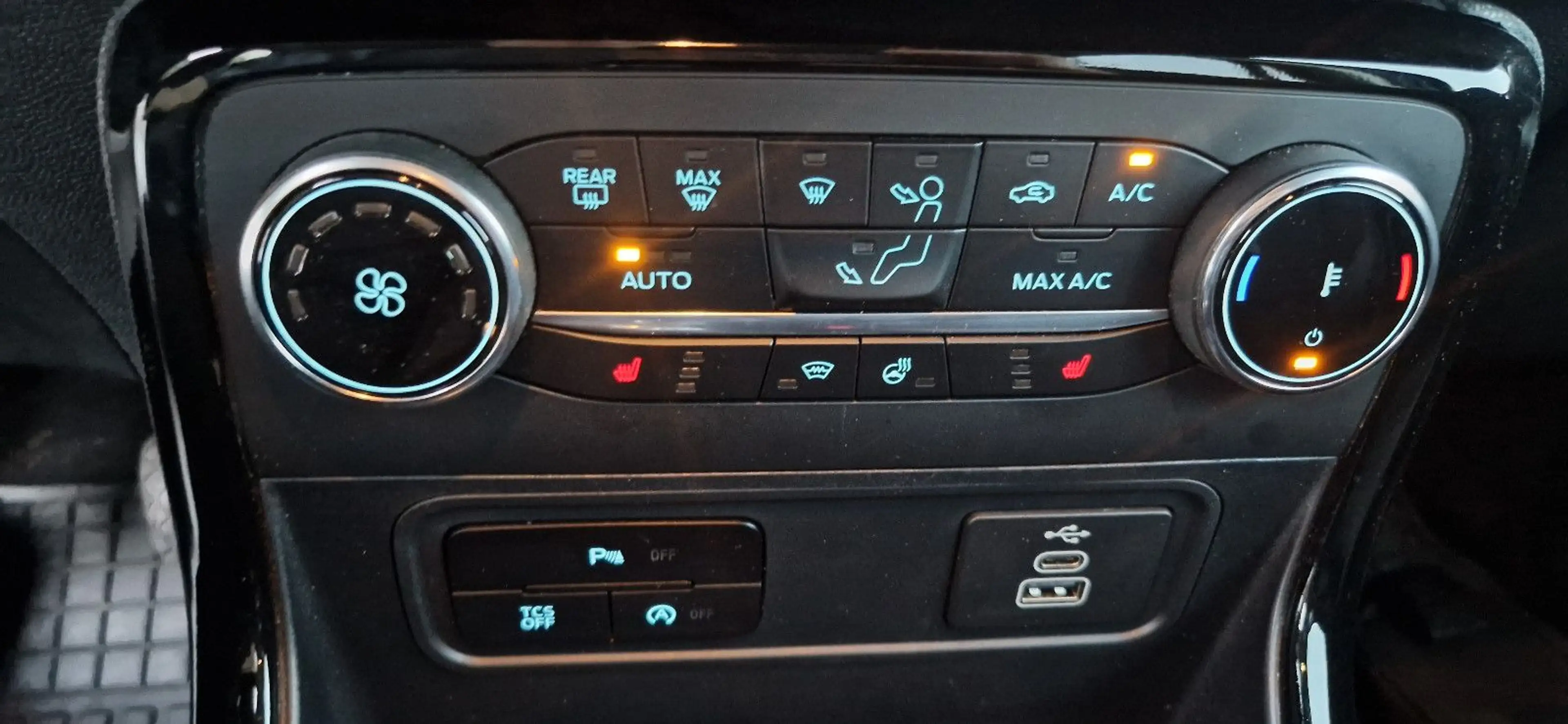Ford EcoSport ST-Line — photo 13