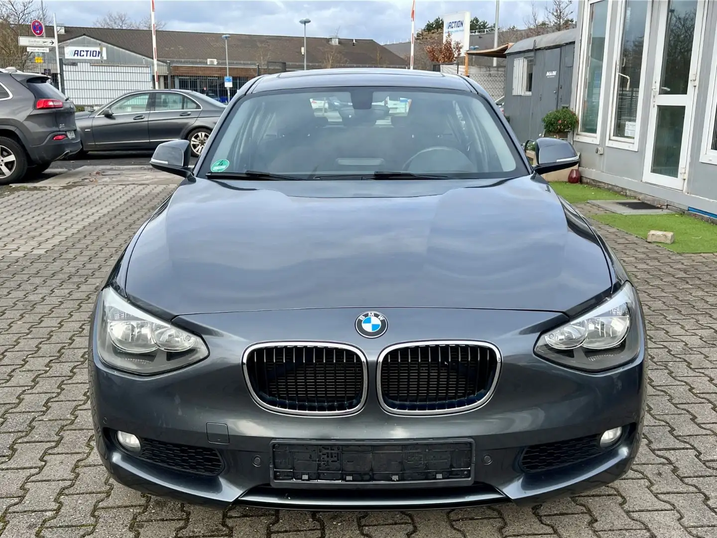 BMW 120 d Limousine Grau - 2