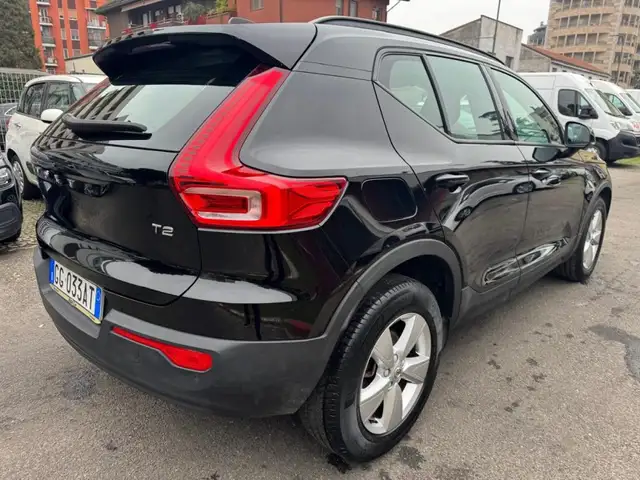 Volvo XC40 view 3