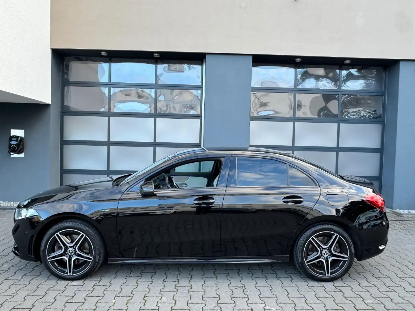Mercedes-Benz A 250 e  AMG line SitzKlima/Leder/NightPak/MBux Schwarz - 1