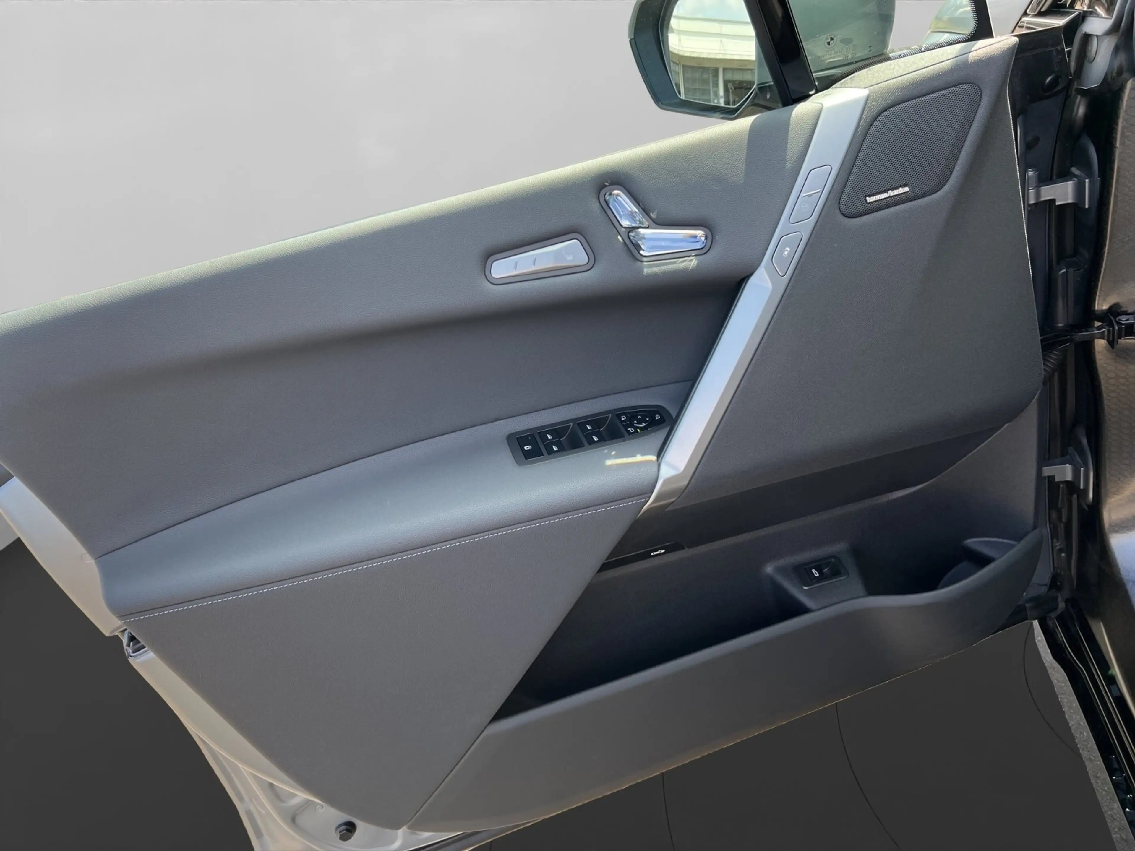 BMW iX xDrive60 — photo 12