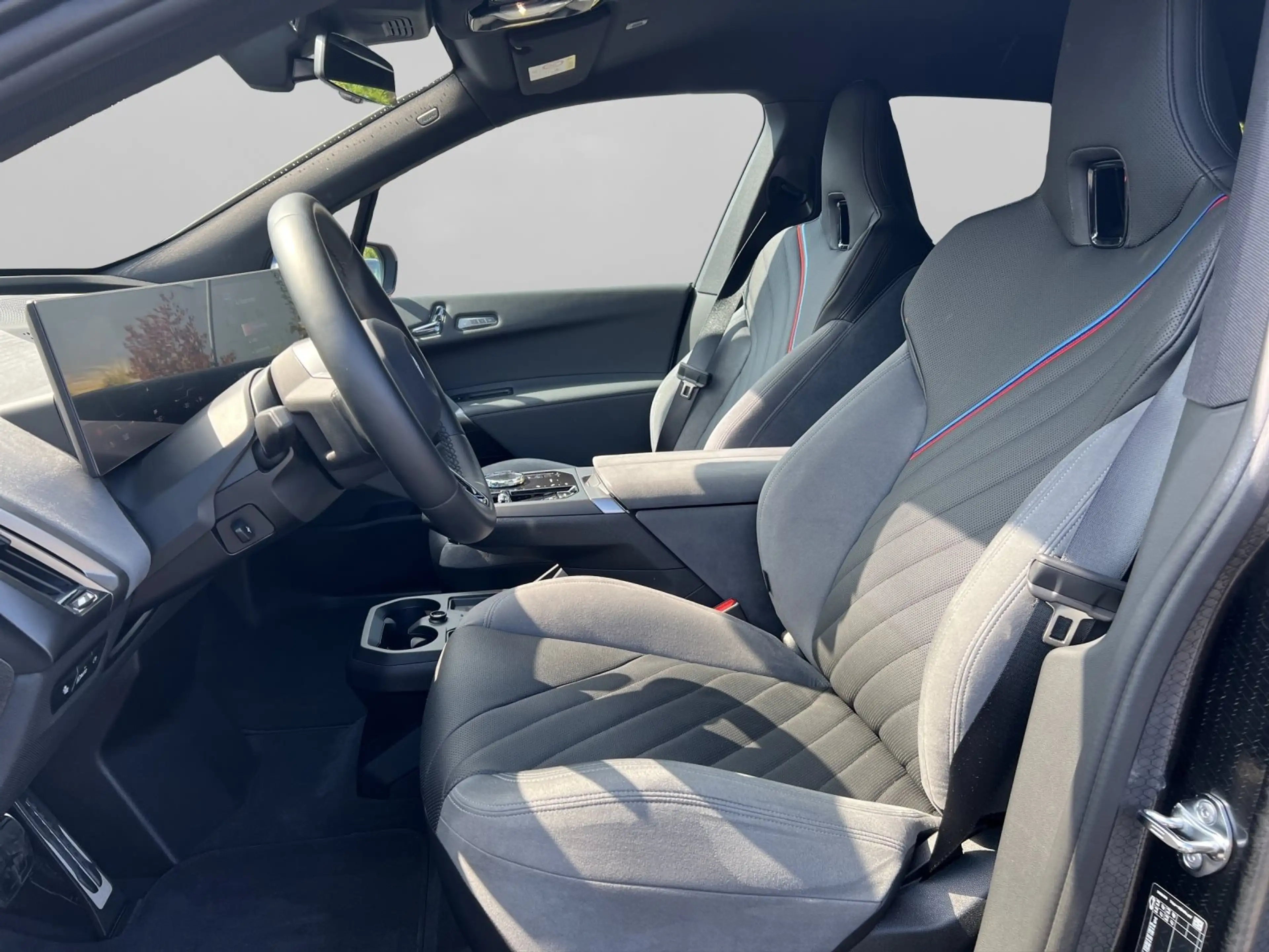 BMW iX xDrive60 — photo 7