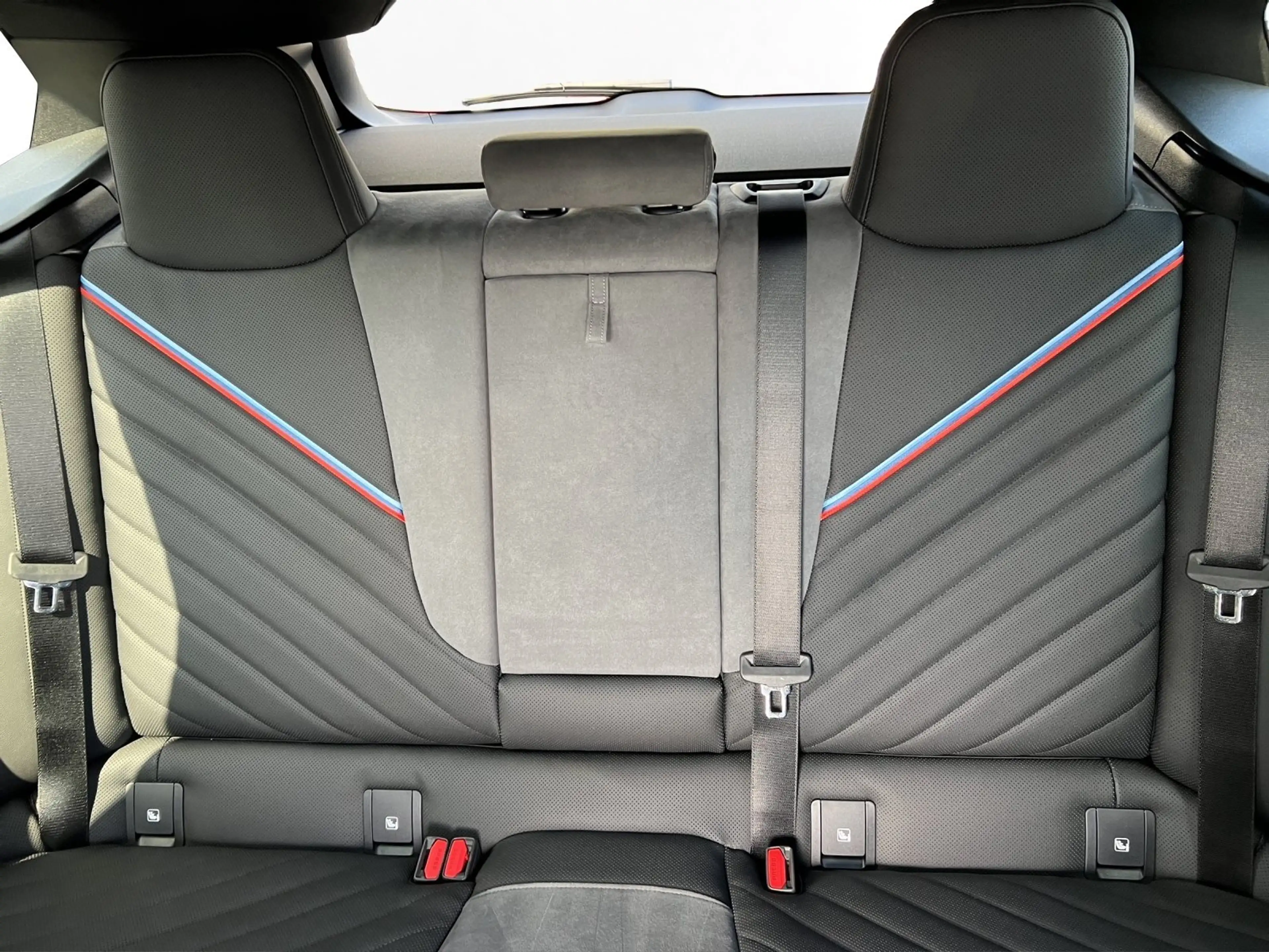 BMW iX xDrive60 — photo 8
