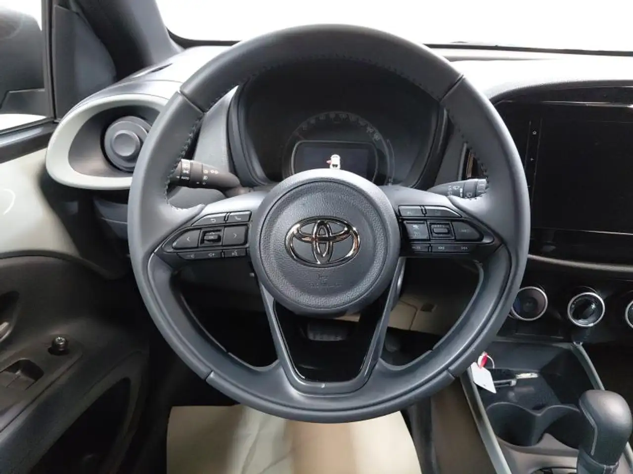 Toyota Aygo X 1.0 VVT-i Play CVT 5d 53kW, миниатюра 13
