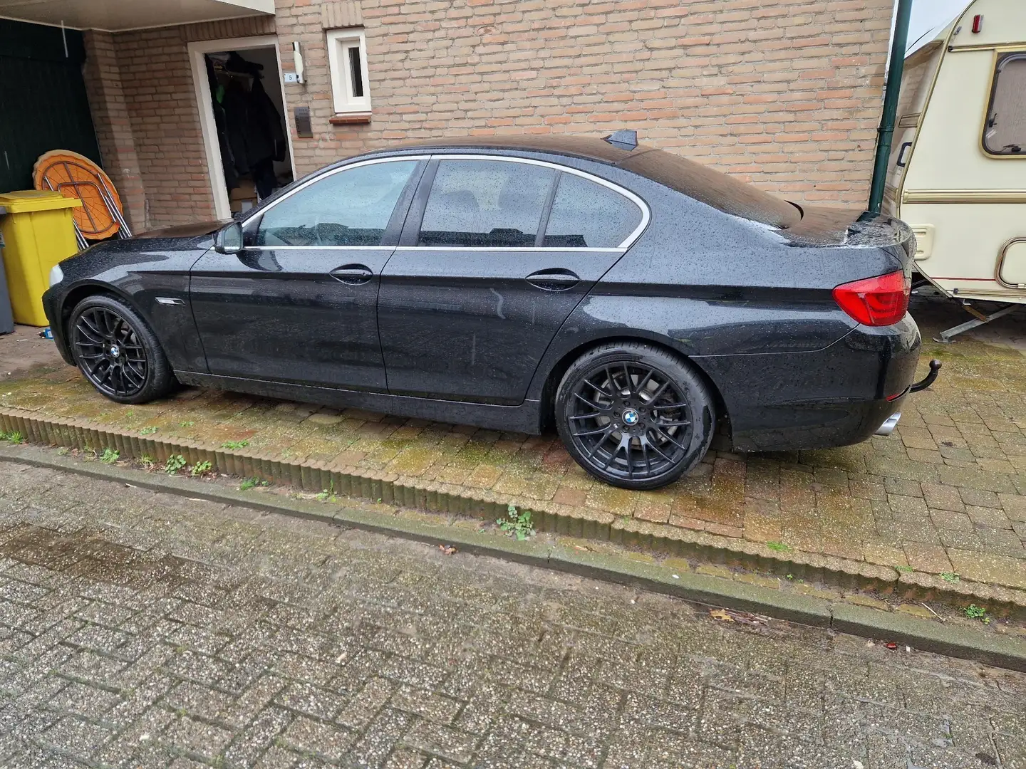 BMW 525 bmw 525 xdrive Zwart - 1