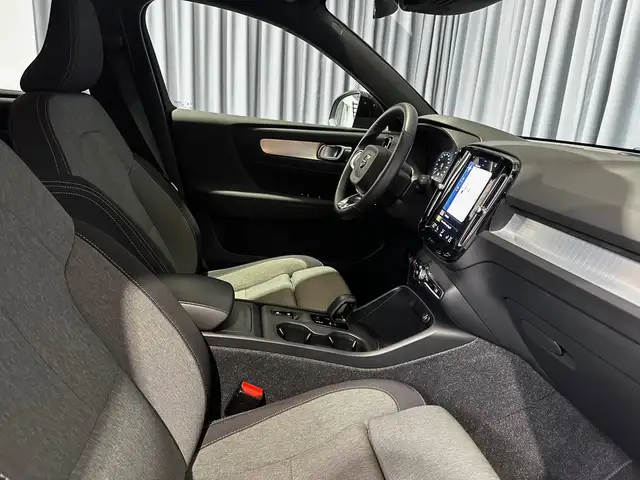 Volvo XC40 view 11