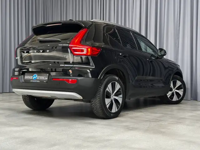 Volvo XC40 view 3