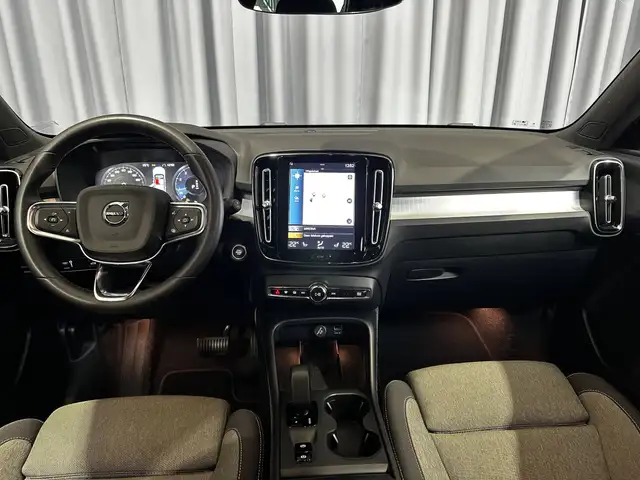 Volvo XC40 view 12