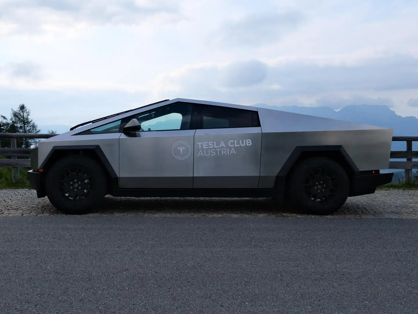 Tesla Cybertruck Cybertruck "foundation series" EU Zulassung Gris - 1