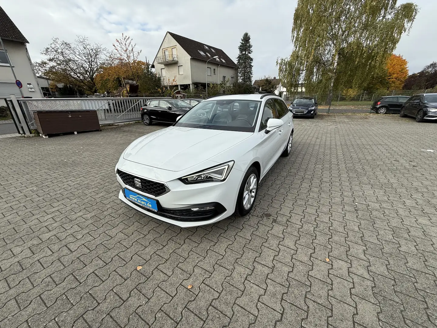 SEAT Leon Style 2,0 TDI Aut Navi LED ACC PDCv+h SHA Alu16 E6 Blanc - 1
