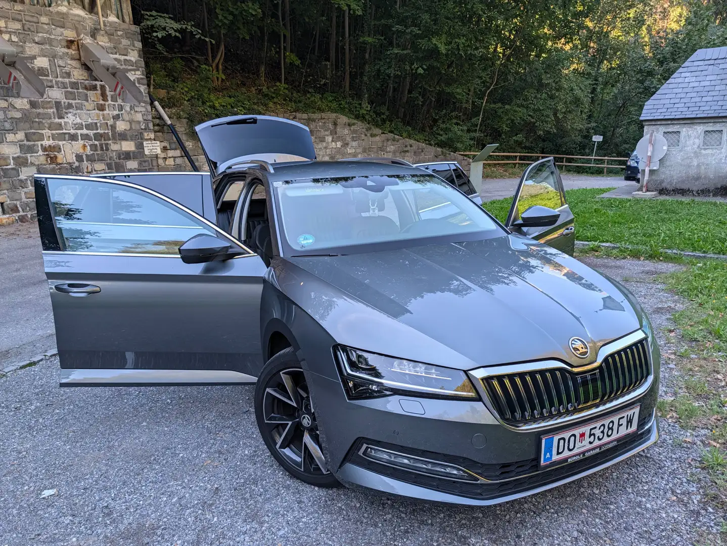 Skoda Superb Superb Kombi 2,0 TDI 4x4 Ambition DSG Ambition Grau - 1