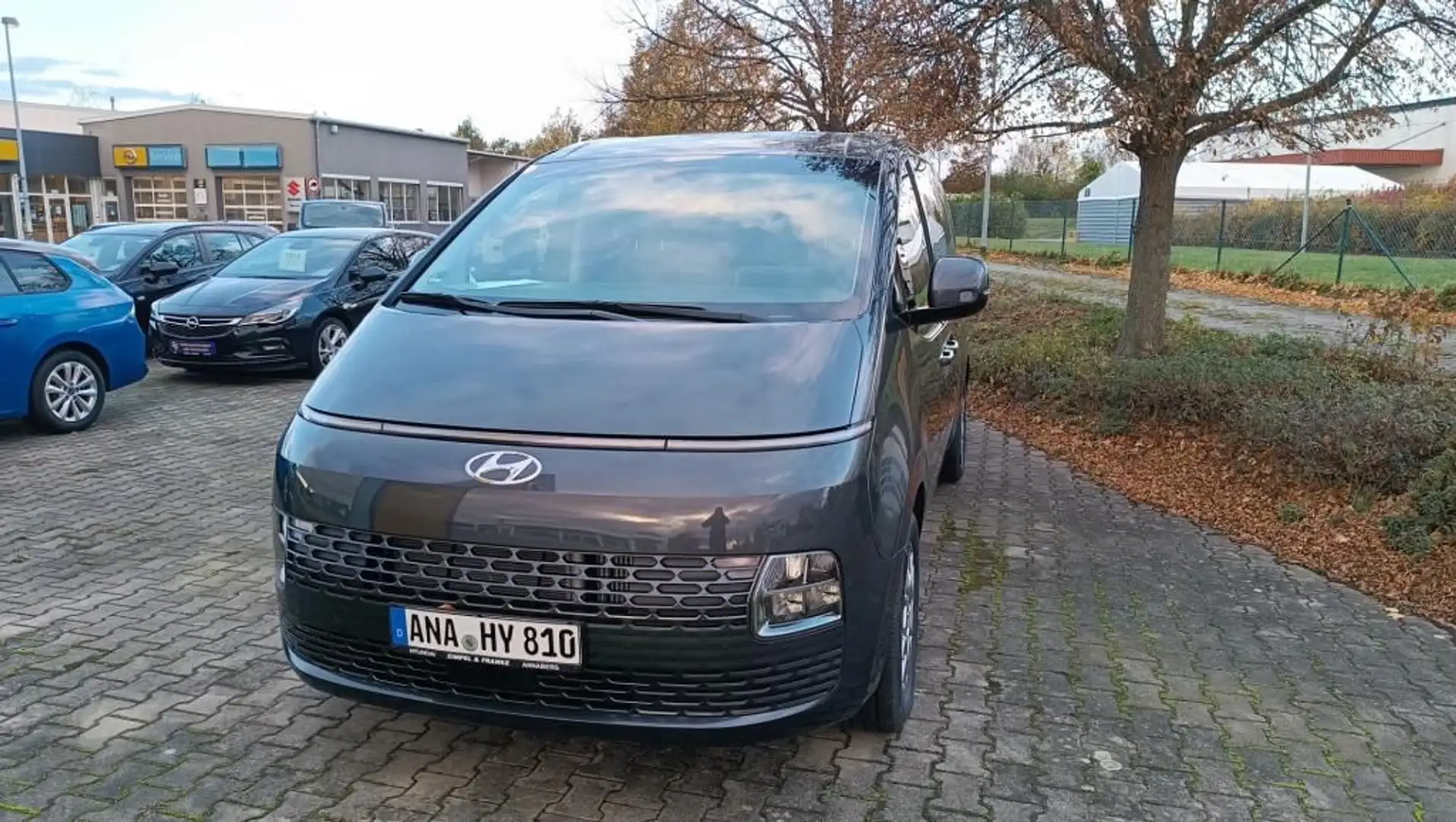 Hyundai STARIA 2.2 CRDi Trend 9-Sitzer Navi Kamera LED Grau - 2