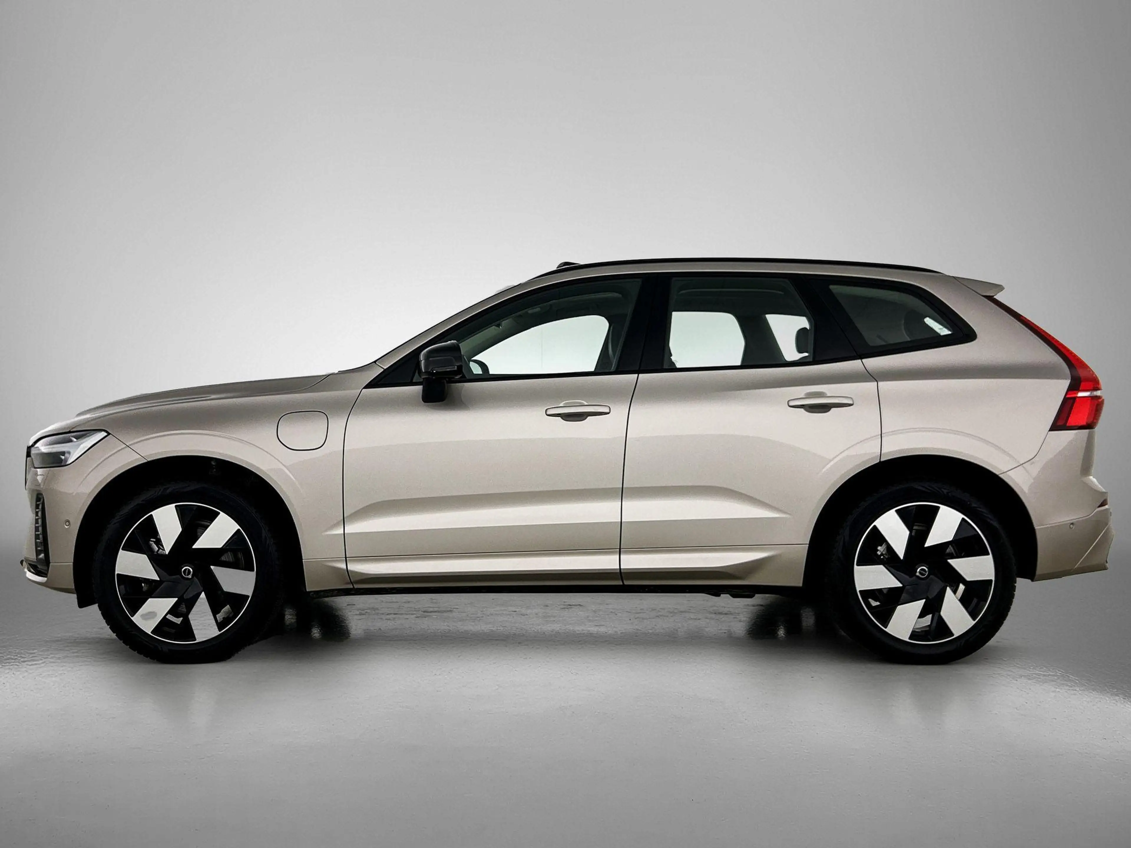 Volvo XC60 2.0 T6 Plug-in hybrid AWD Ultra Dark | 360° camera — photo 2