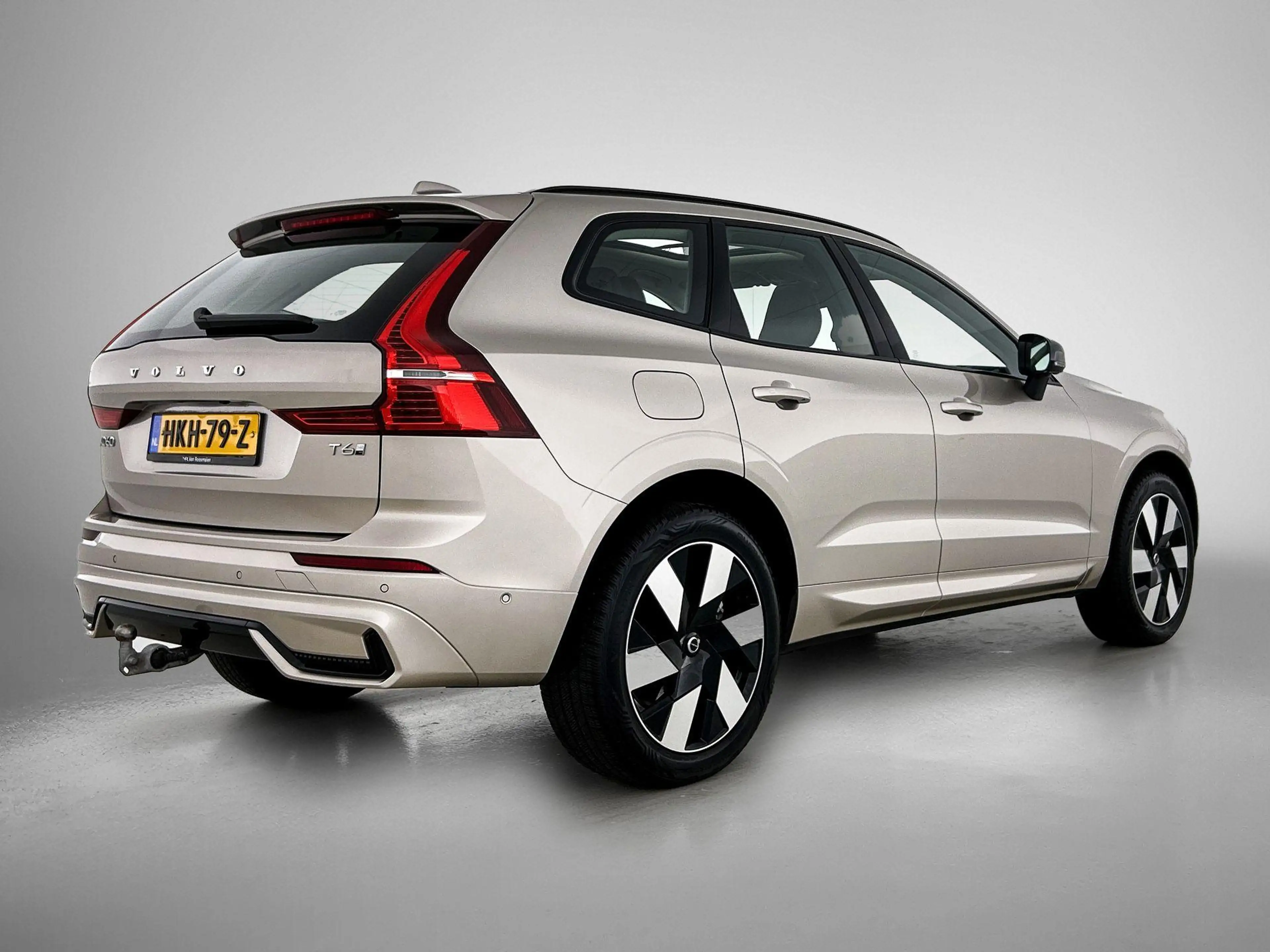 Volvo XC60 2.0 T6 Plug-in hybrid AWD Ultra Dark | 360° camera — photo 4