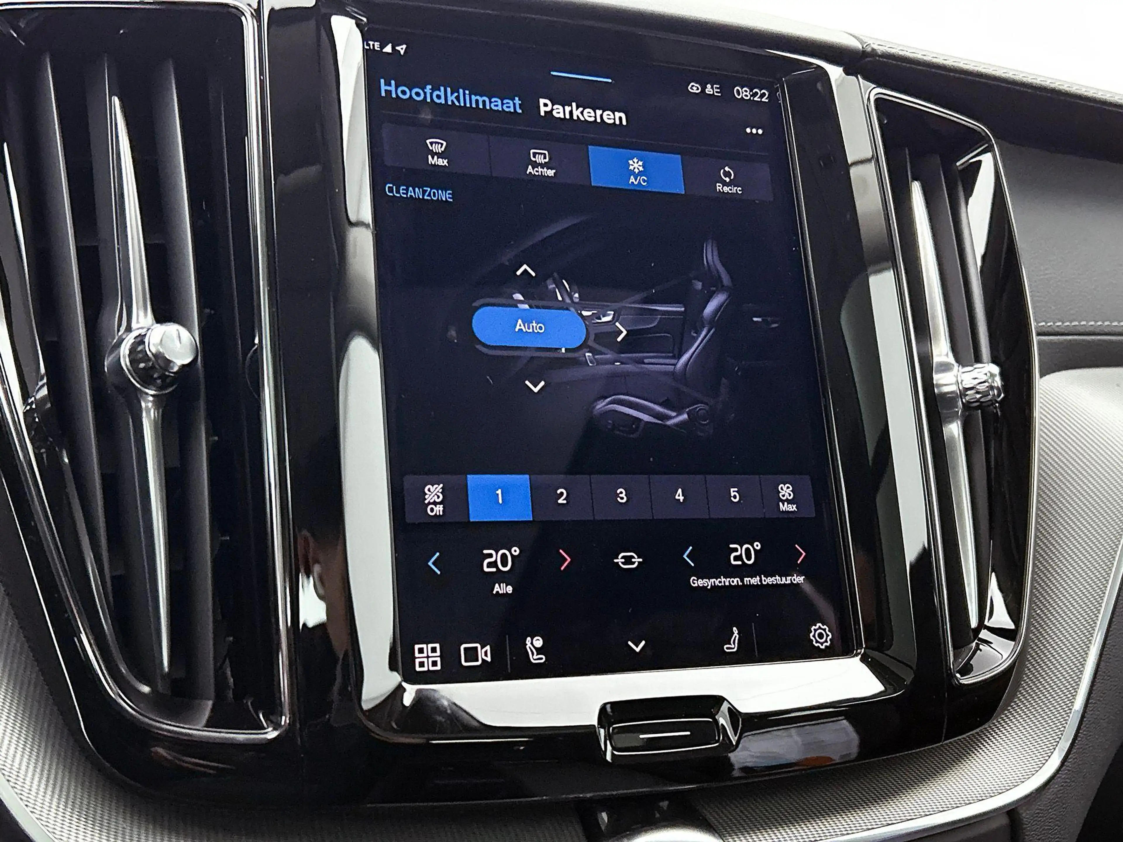 Volvo XC60 2.0 T6 Plug-in hybrid AWD Ultra Dark | 360° camera — photo 15