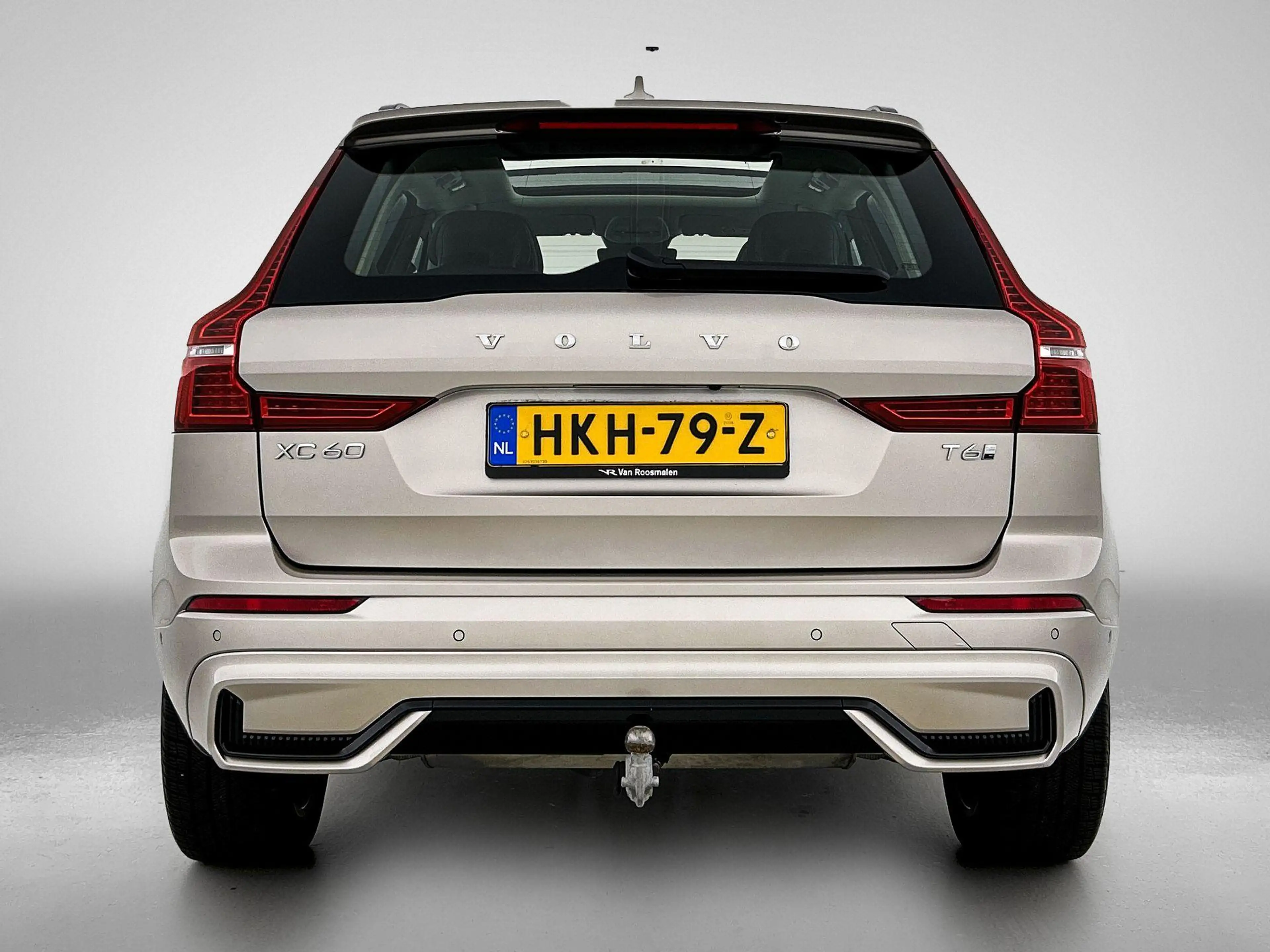 Volvo XC60 2.0 T6 Plug-in hybrid AWD Ultra Dark | 360° camera — photo 3