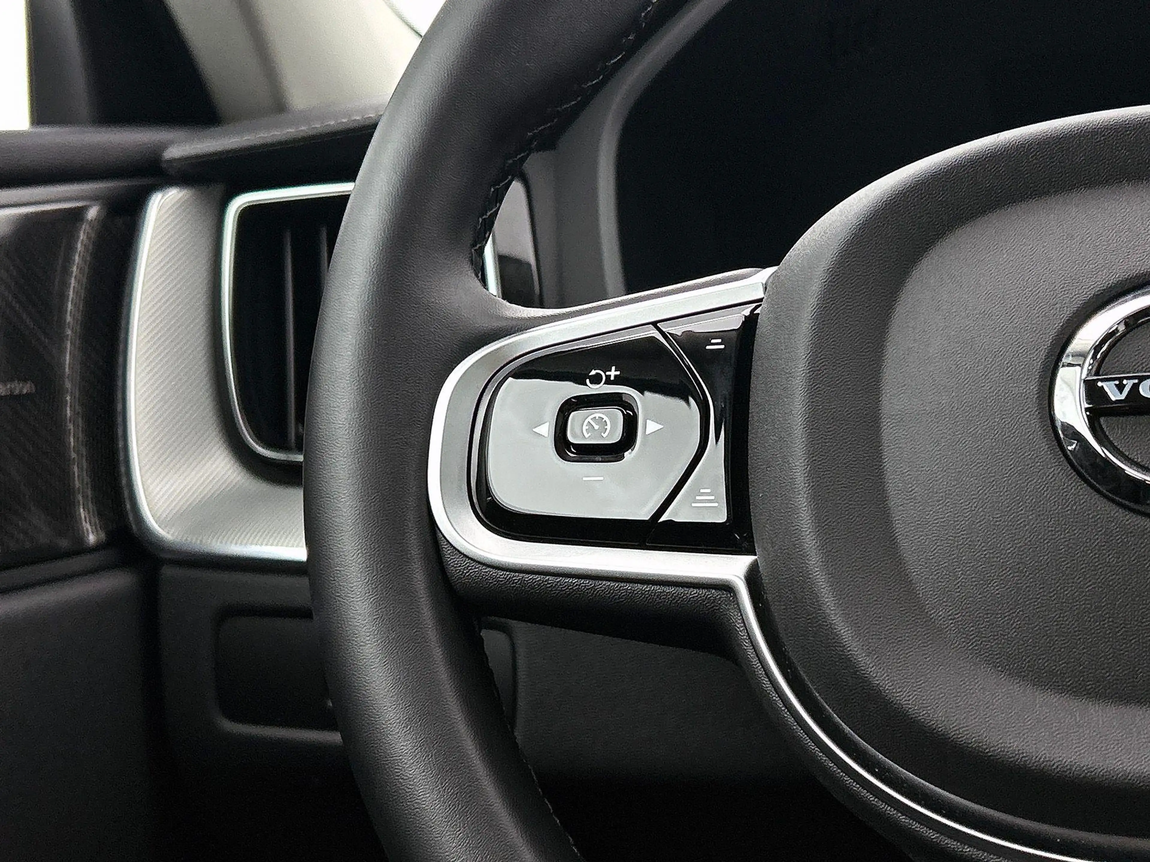Volvo XC60 2.0 T6 Plug-in hybrid AWD Ultra Dark | 360° camera — photo 6