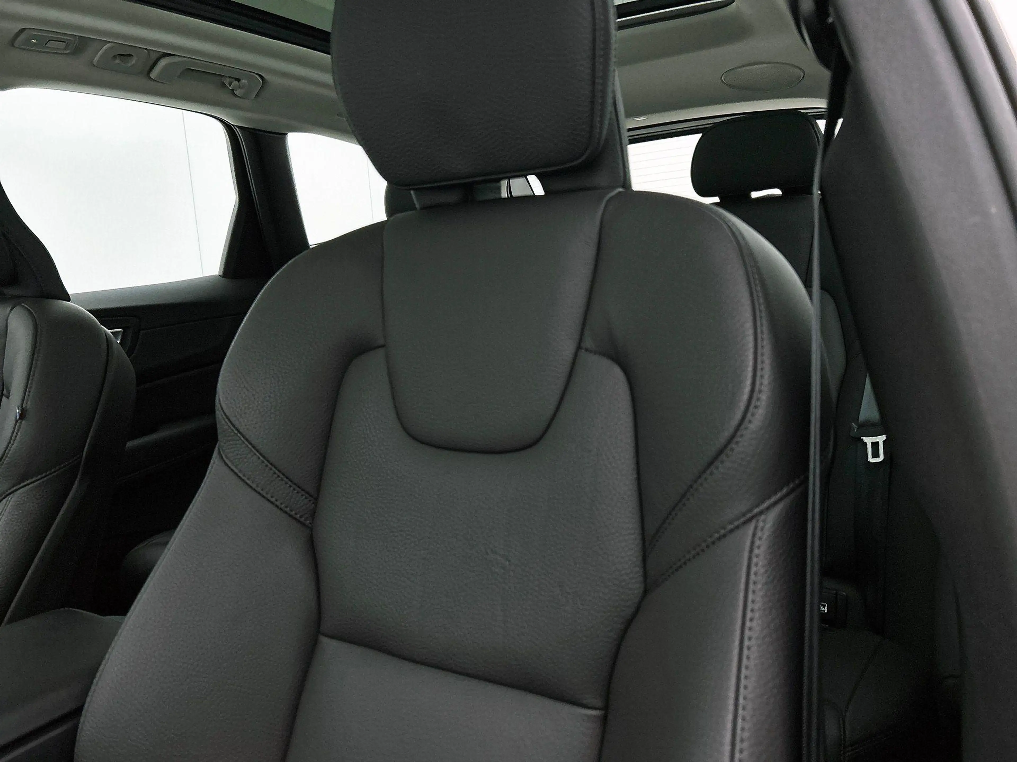 Volvo XC60 2.0 T6 Plug-in hybrid AWD Ultra Dark | 360° camera — photo 10