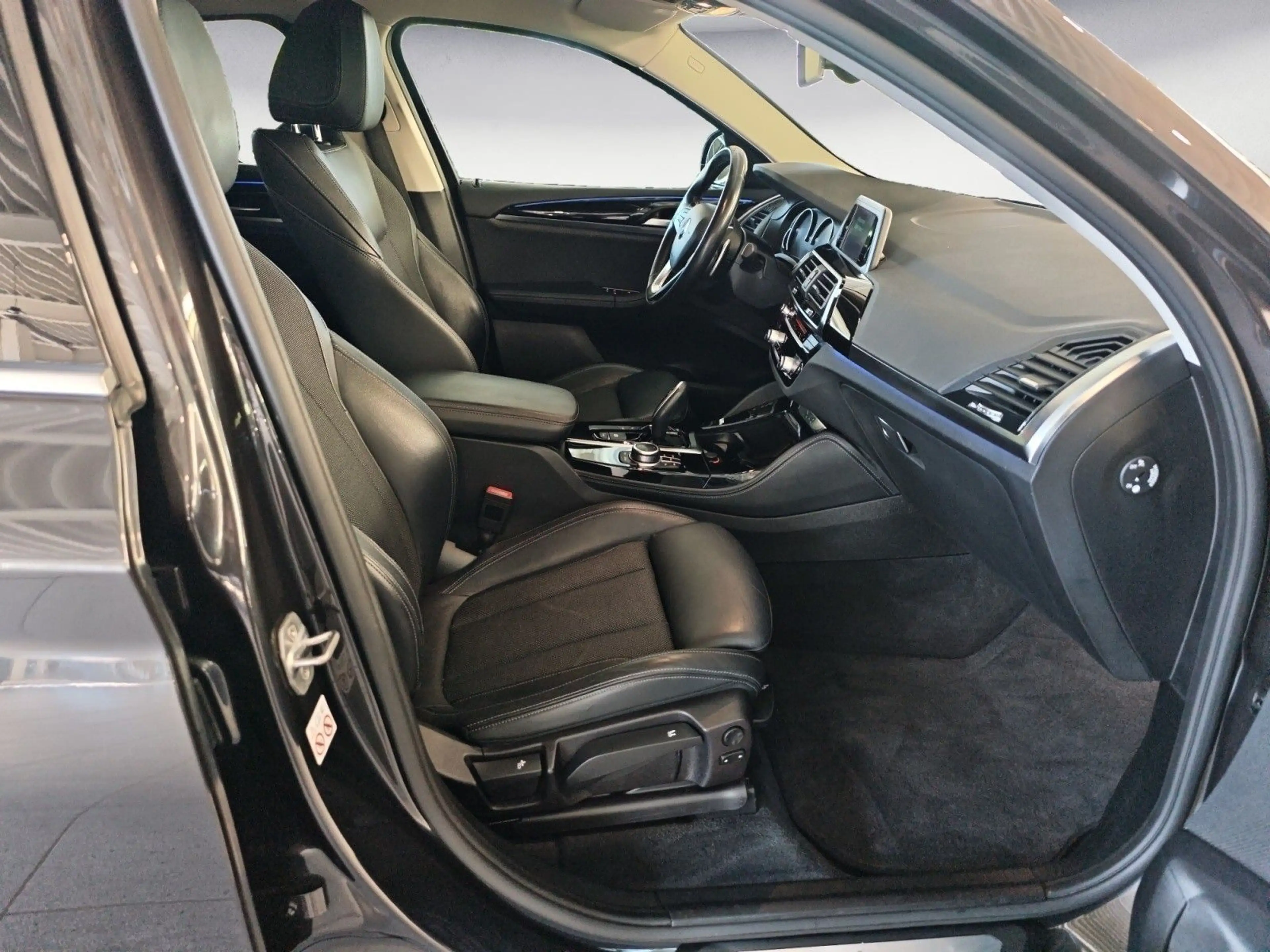 BMW X4 xDrive20d AT xLine Navi Business AHK Kamera — photo 13