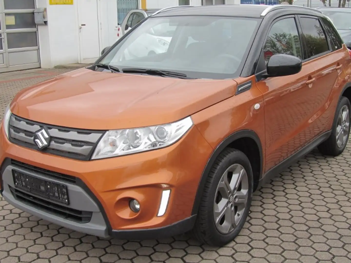 Suzuki Vitara 1.6 (4x2) Comfort Оранжевий - 1