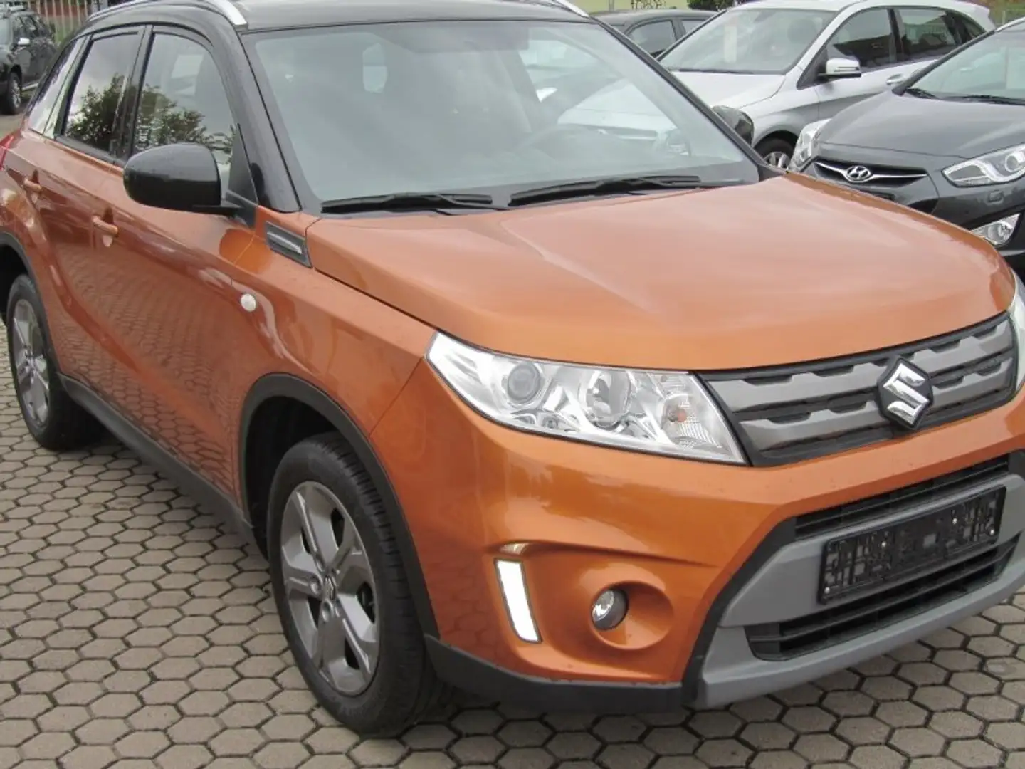 Suzuki Vitara 1.6 (4x2) Comfort Оранжевий - 2