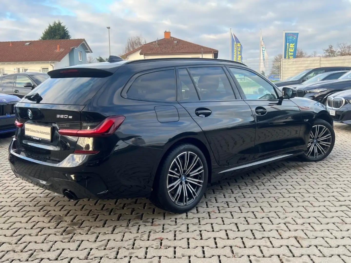 BMW 320 e xDrive A Touring M Sport DA Laser Fernlichtass. Schwarz - 2