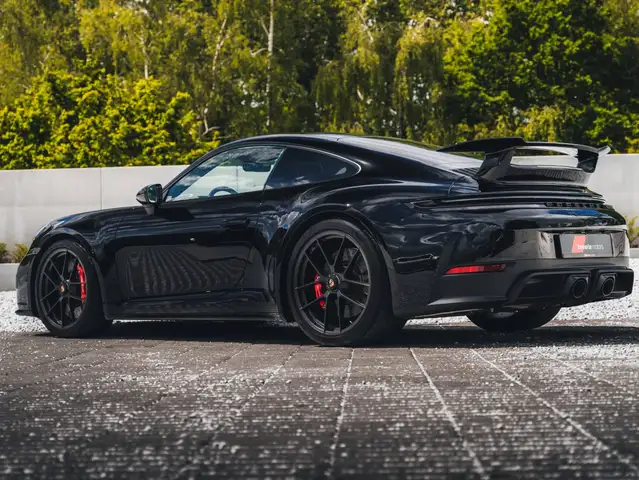 Porsche 911 view 8