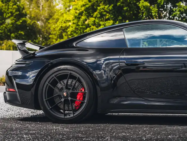 Porsche 911 view 4