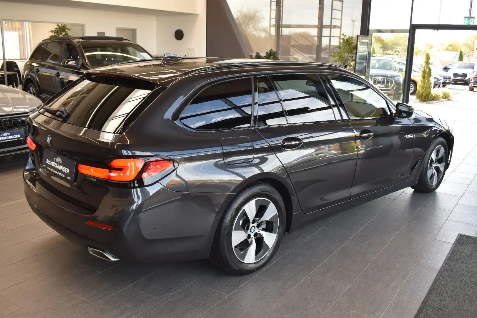 BMW 520 d Touring xDrive Aut. LED~RFK~HUD~DAB~LiveC. Grau - 2