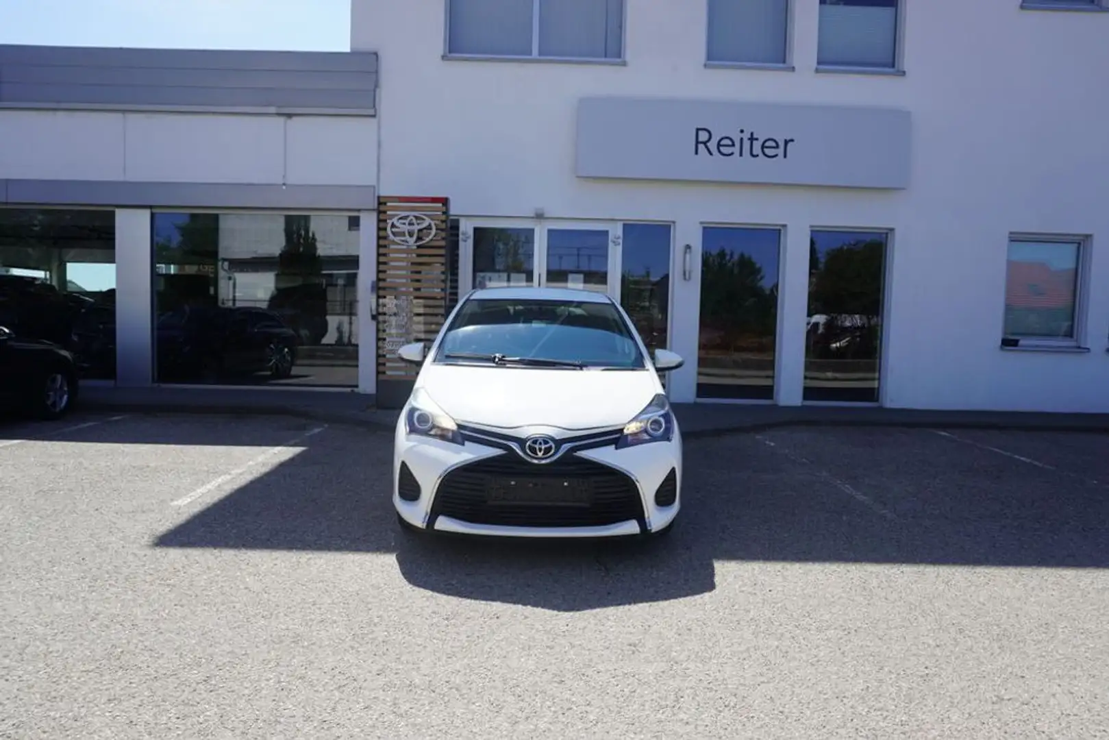 Toyota Yaris 1,3 dVVT-i Active Weiß - 1