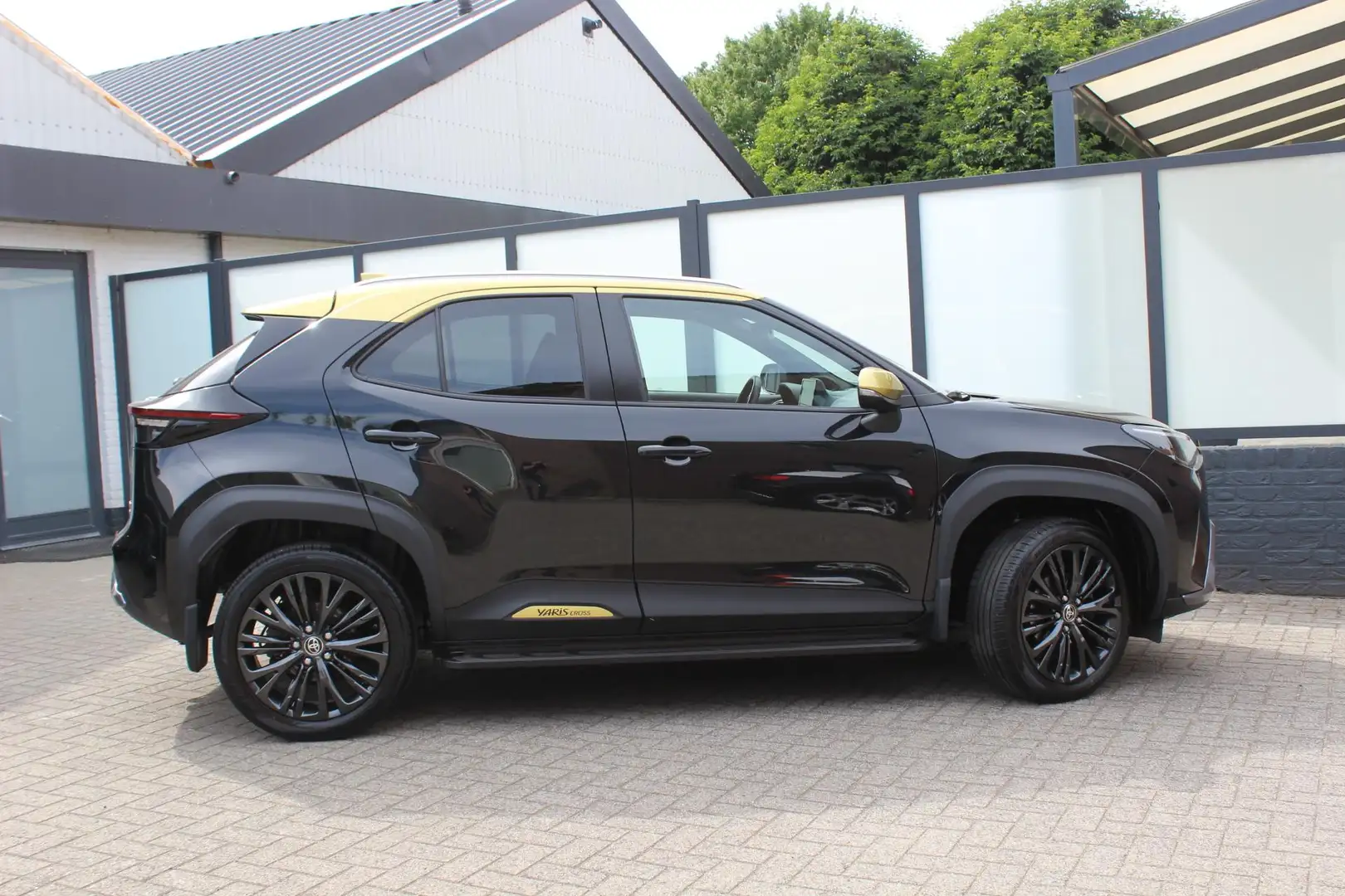 Toyota Yaris Cross 1.5 Hybrid Adventure Bi Tone AWD, Trekhaak PDC, El Zwart - 2