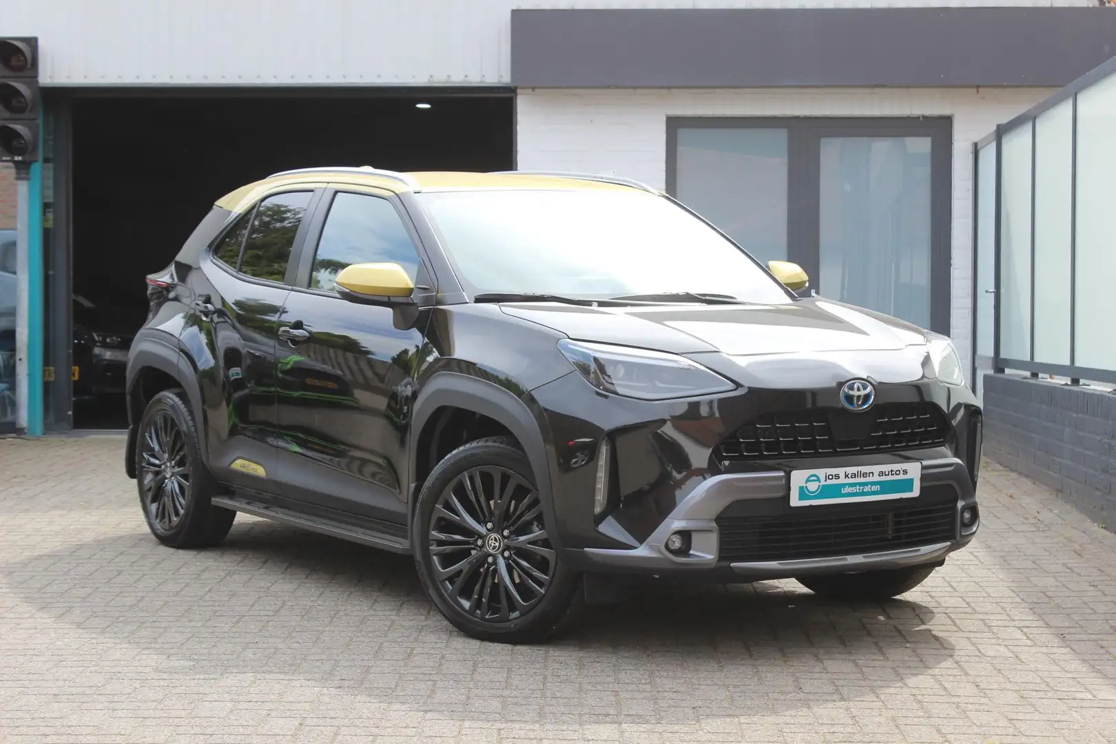 Toyota Yaris Cross 1.5 Hybrid Adventure Bi Tone AWD, Trekhaak PDC, El Zwart - 1