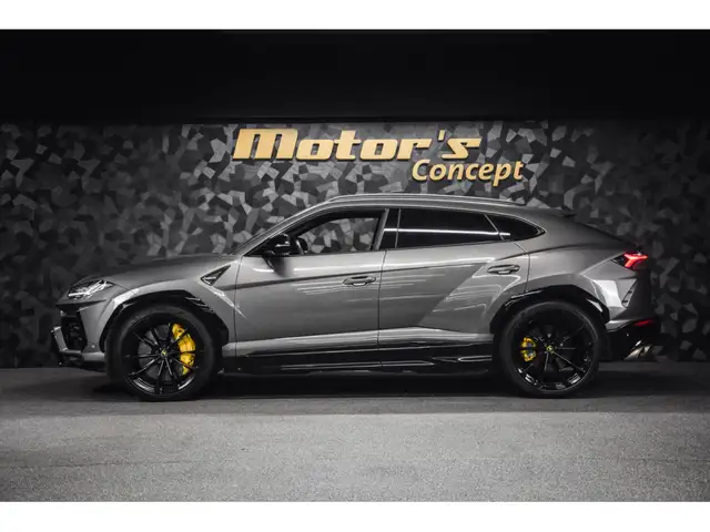 Lamborghini Urus view 2