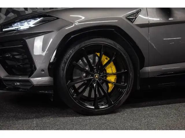 Lamborghini Urus view 10