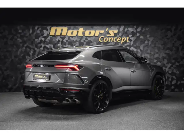 Lamborghini Urus view 3