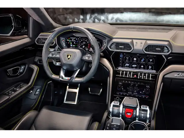 Lamborghini Urus view 8