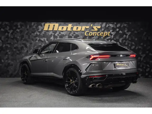 Lamborghini Urus view 7