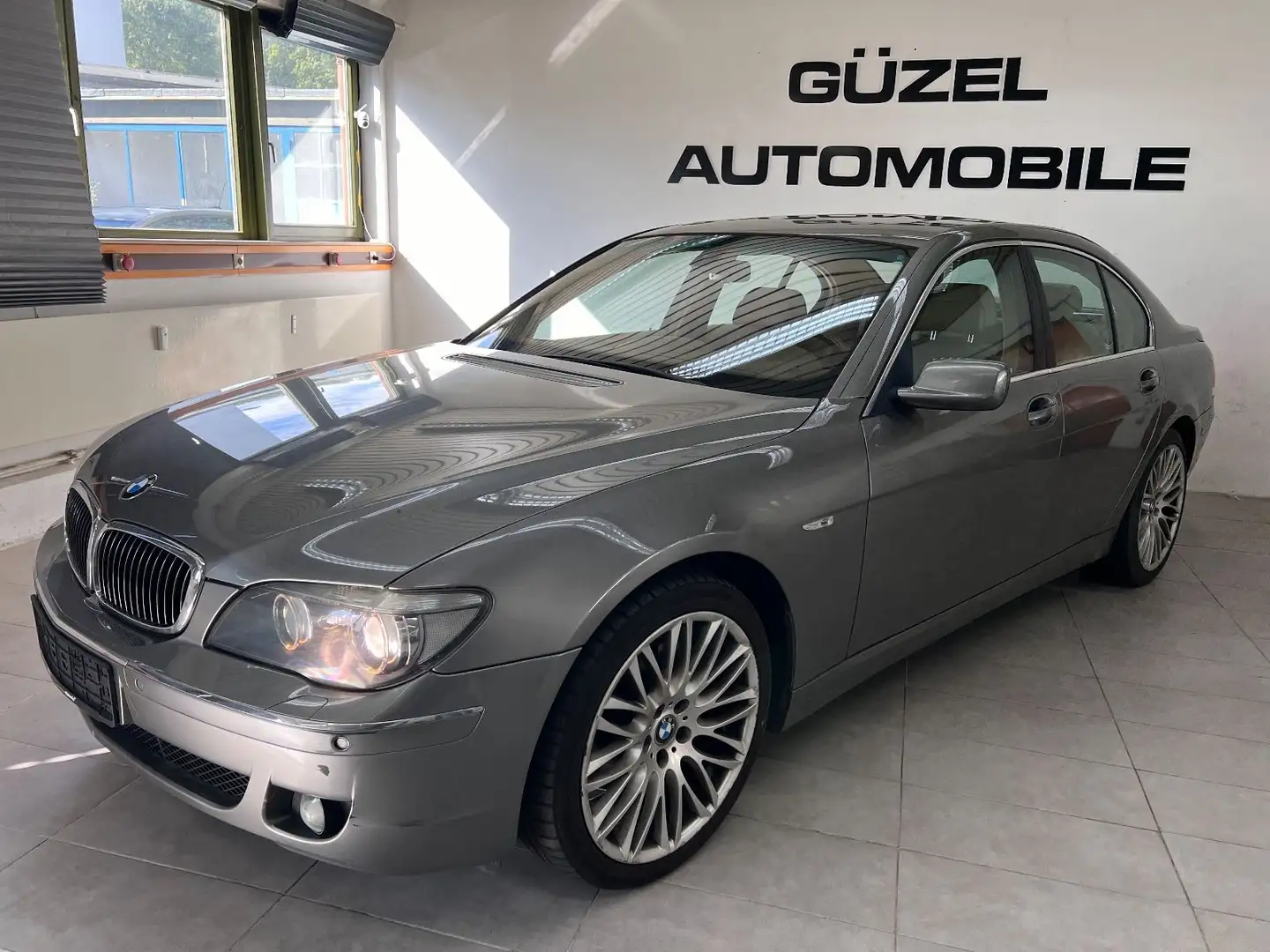 BMW 750 i/NAVI/LEDER/XENON Grau - 2