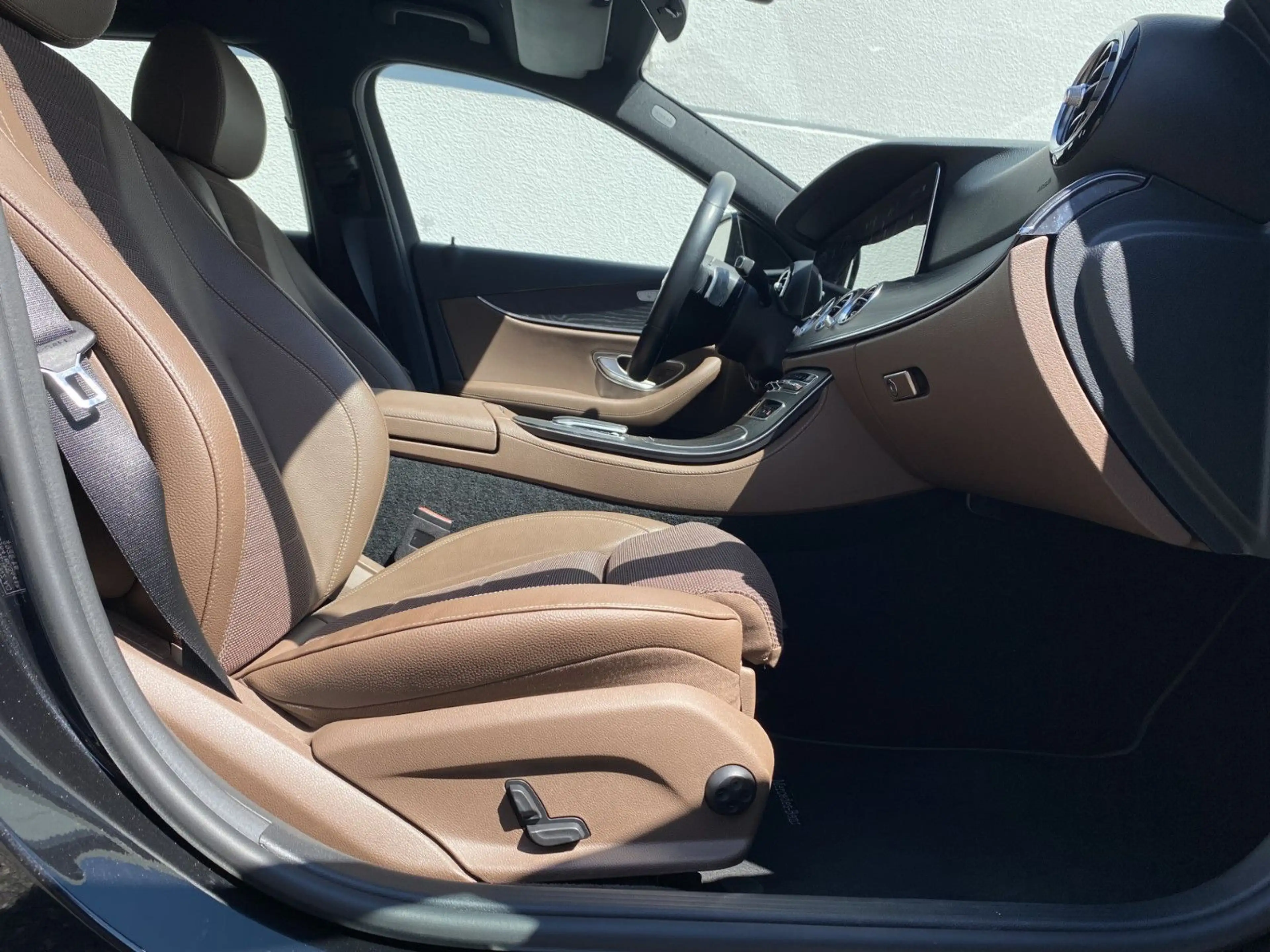 Mercedes-Benz E 220 d T Avantgarde*Kamera-LED-Ambition* — photo 11