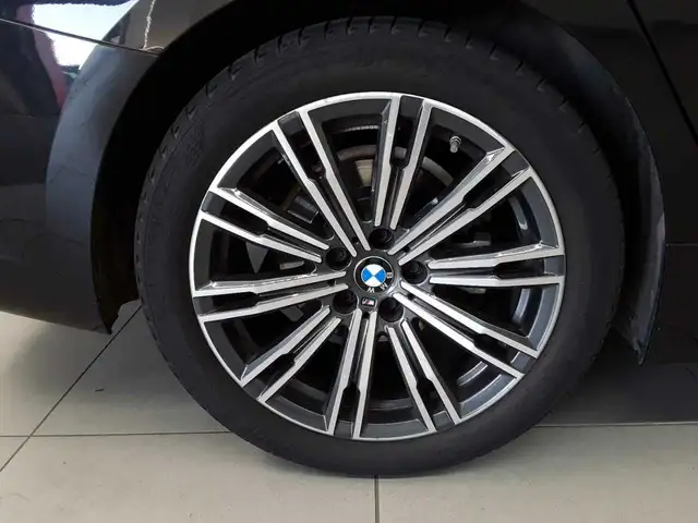BMW 3 Series view 18