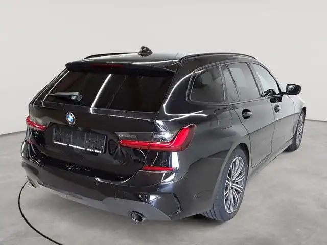 BMW 3 Series view 4