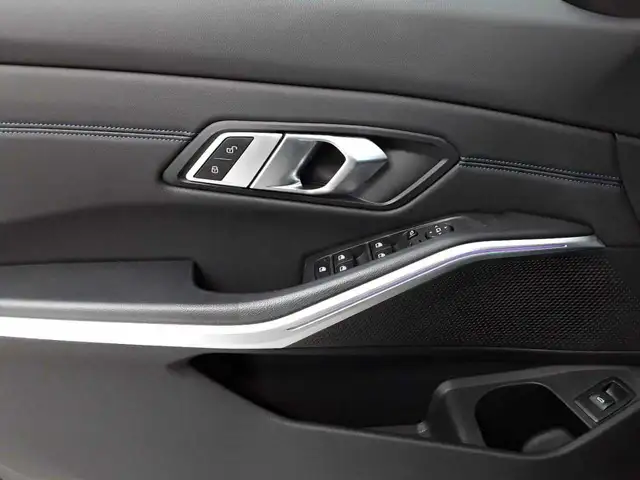 BMW 3 Series view 16
