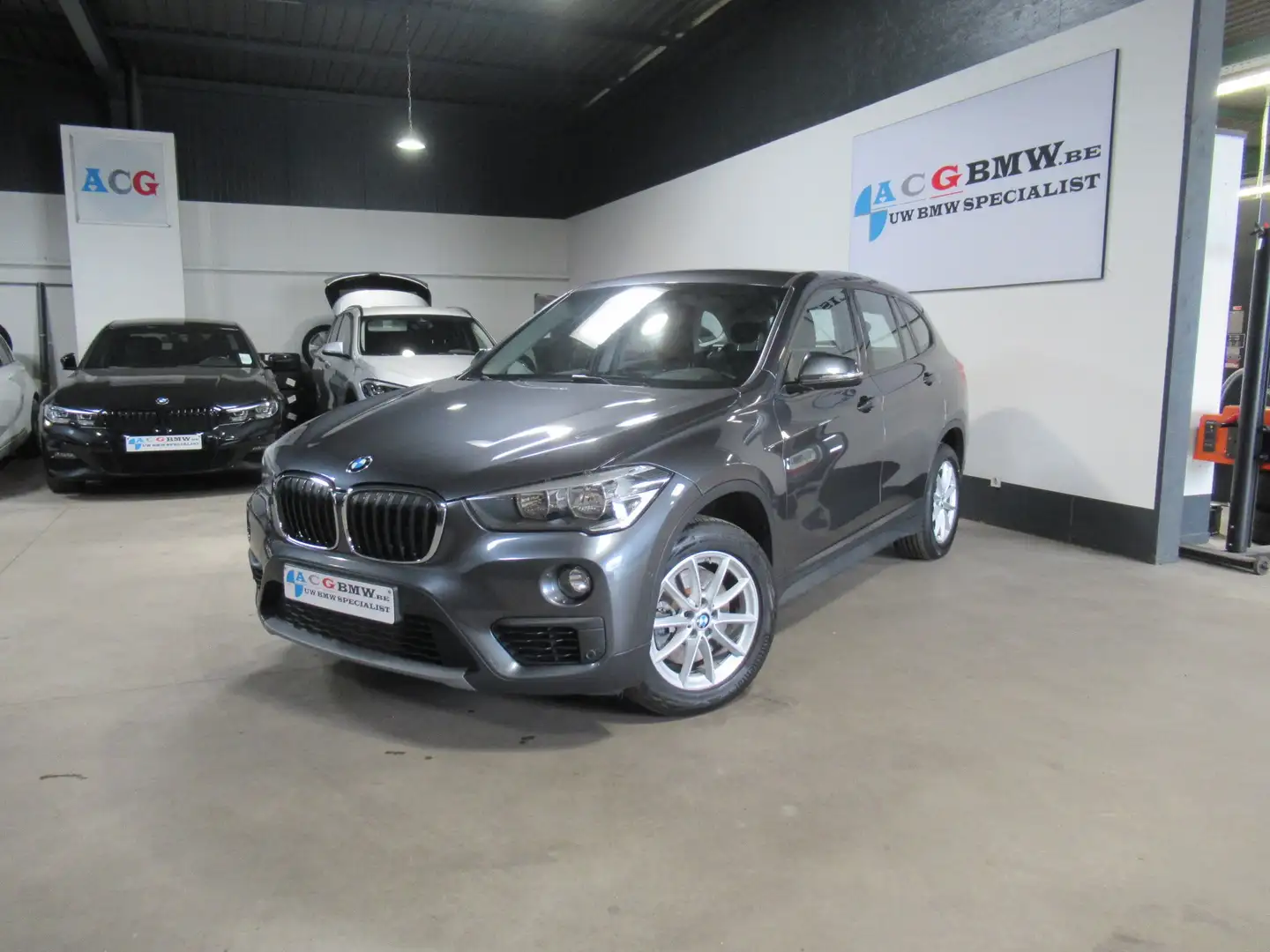 BMW X1 20i Aut Elektr Stoelen trekhaak Park Assist  Activ Grijs - 1