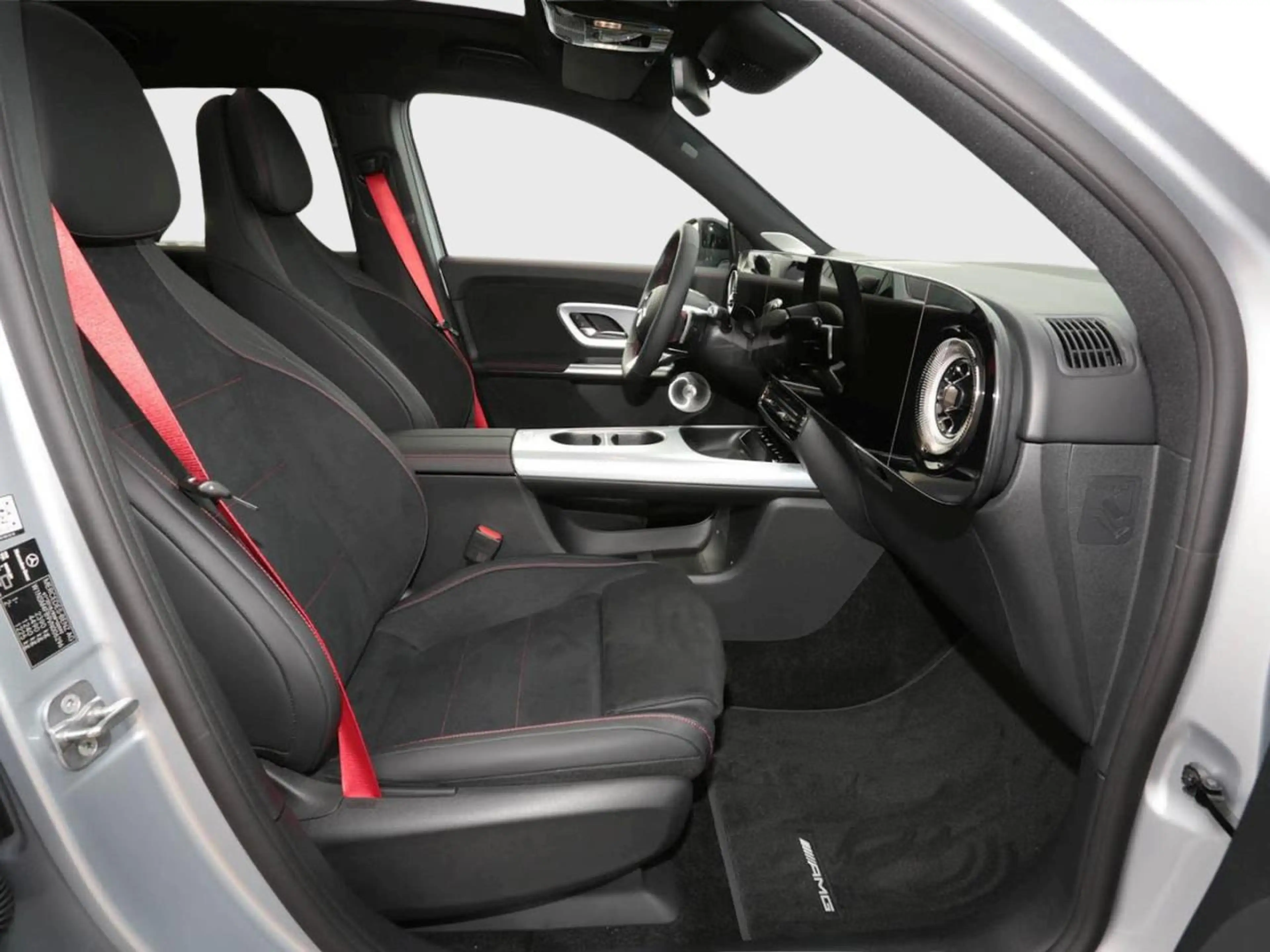 Mercedes-Benz GLB 200 4MATIC AMG Night Panorama Easy-Pack AHK — photo 9