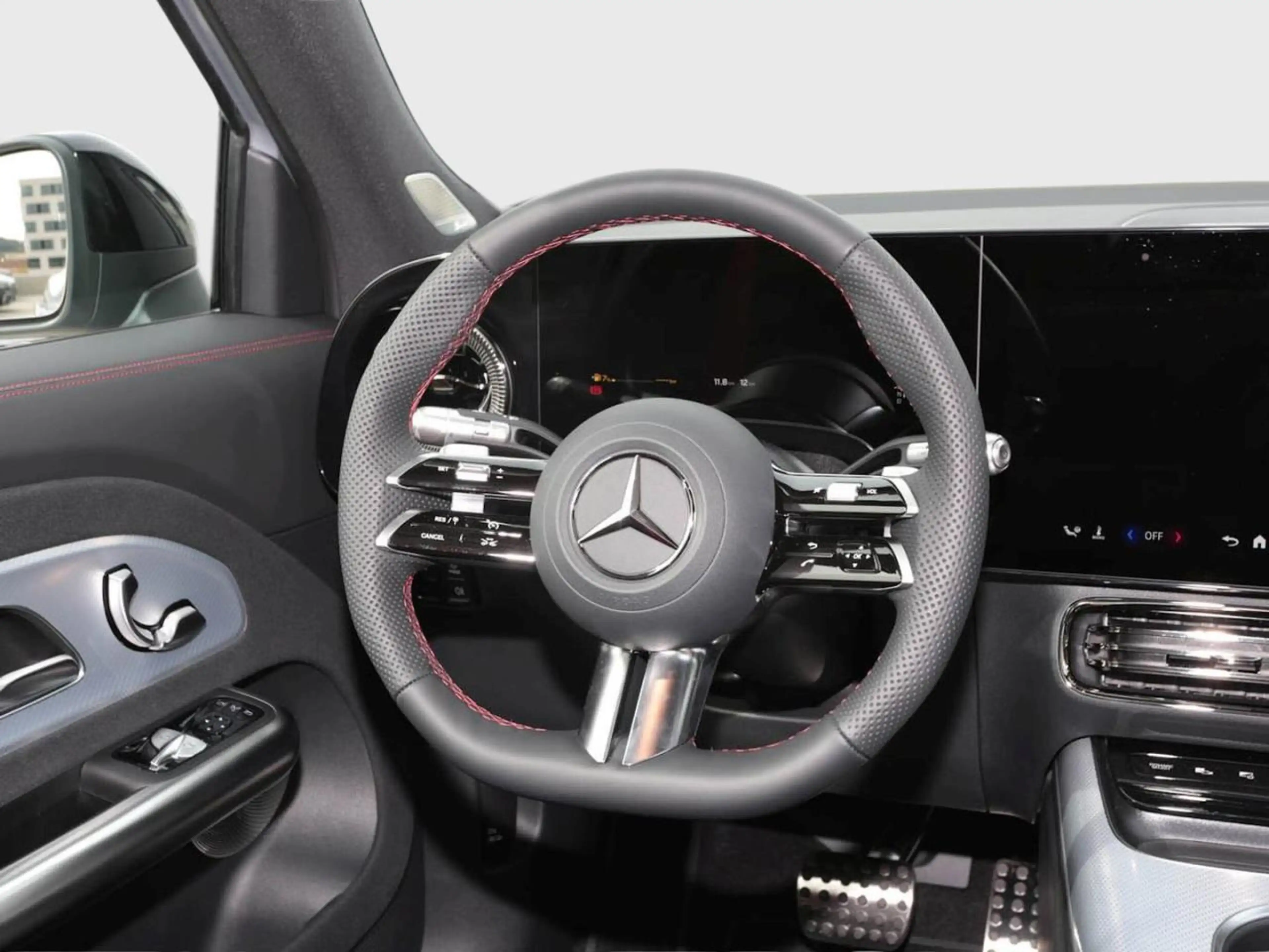 Mercedes-Benz GLB 200 4MATIC AMG Night Panorama Easy-Pack AHK — photo 8