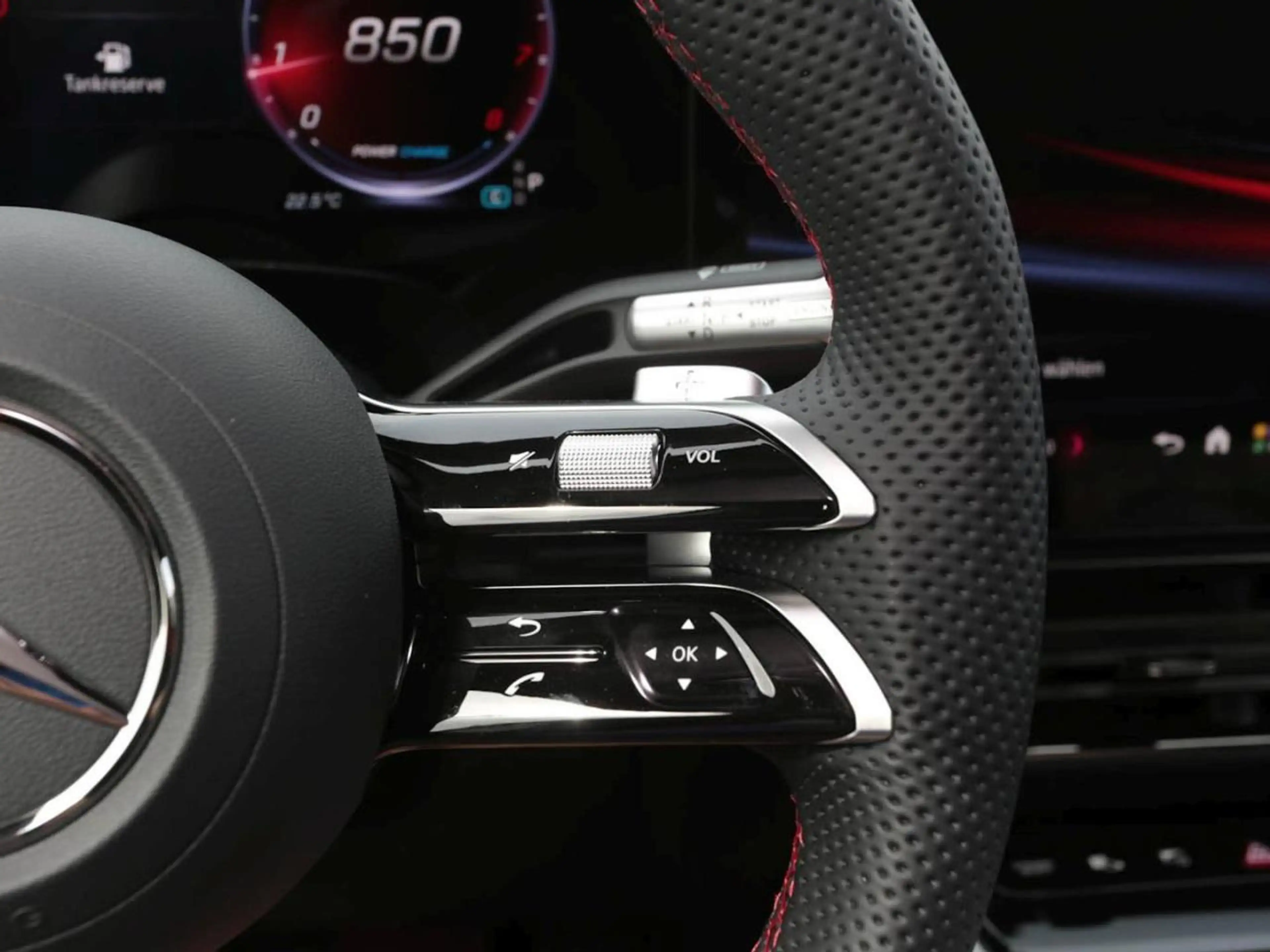 Mercedes-Benz GLB 200 4MATIC AMG Night Panorama Easy-Pack AHK — photo 11