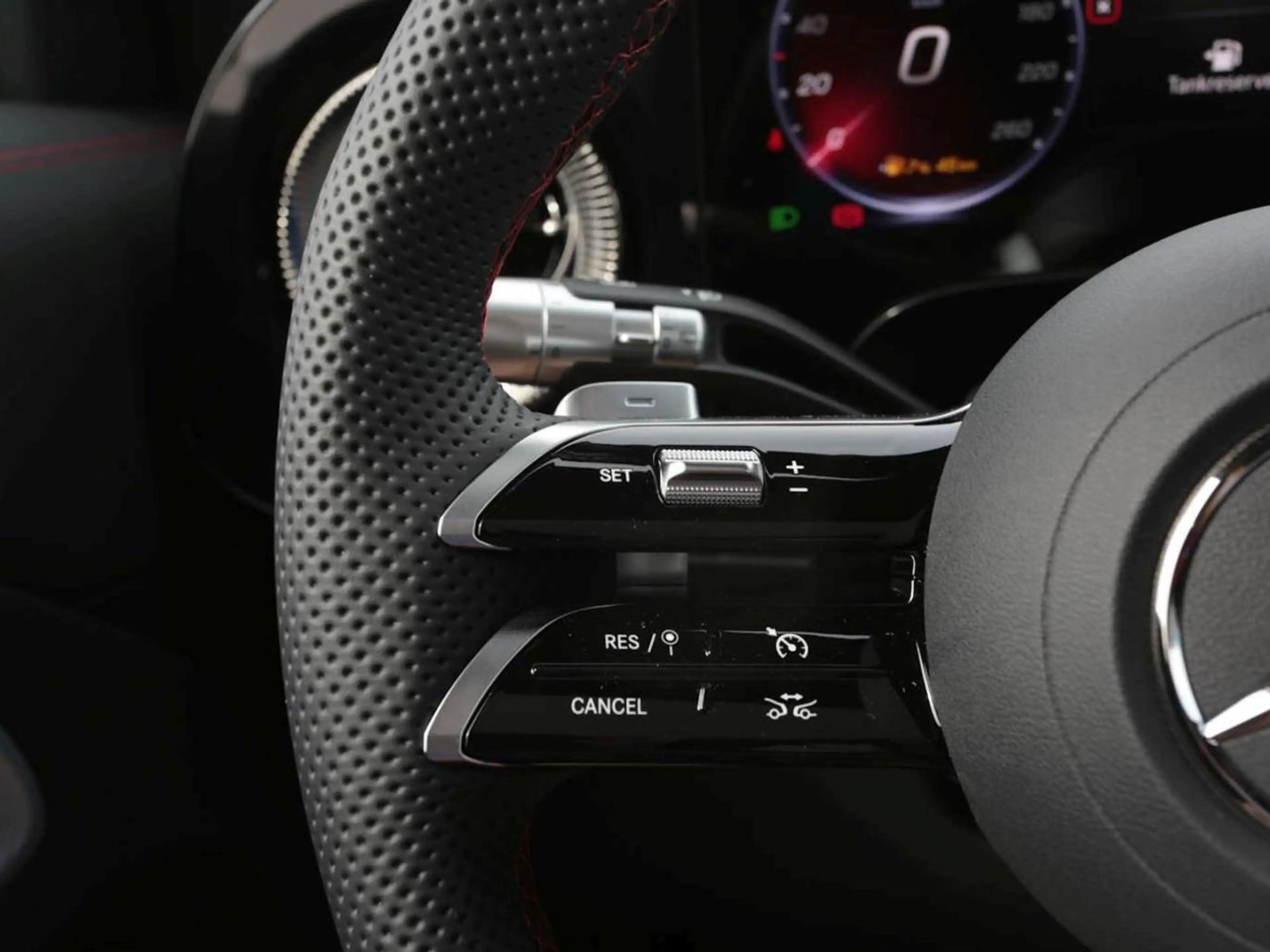 Mercedes-Benz GLB 200 4MATIC AMG Night Panorama Easy-Pack AHK — photo 10