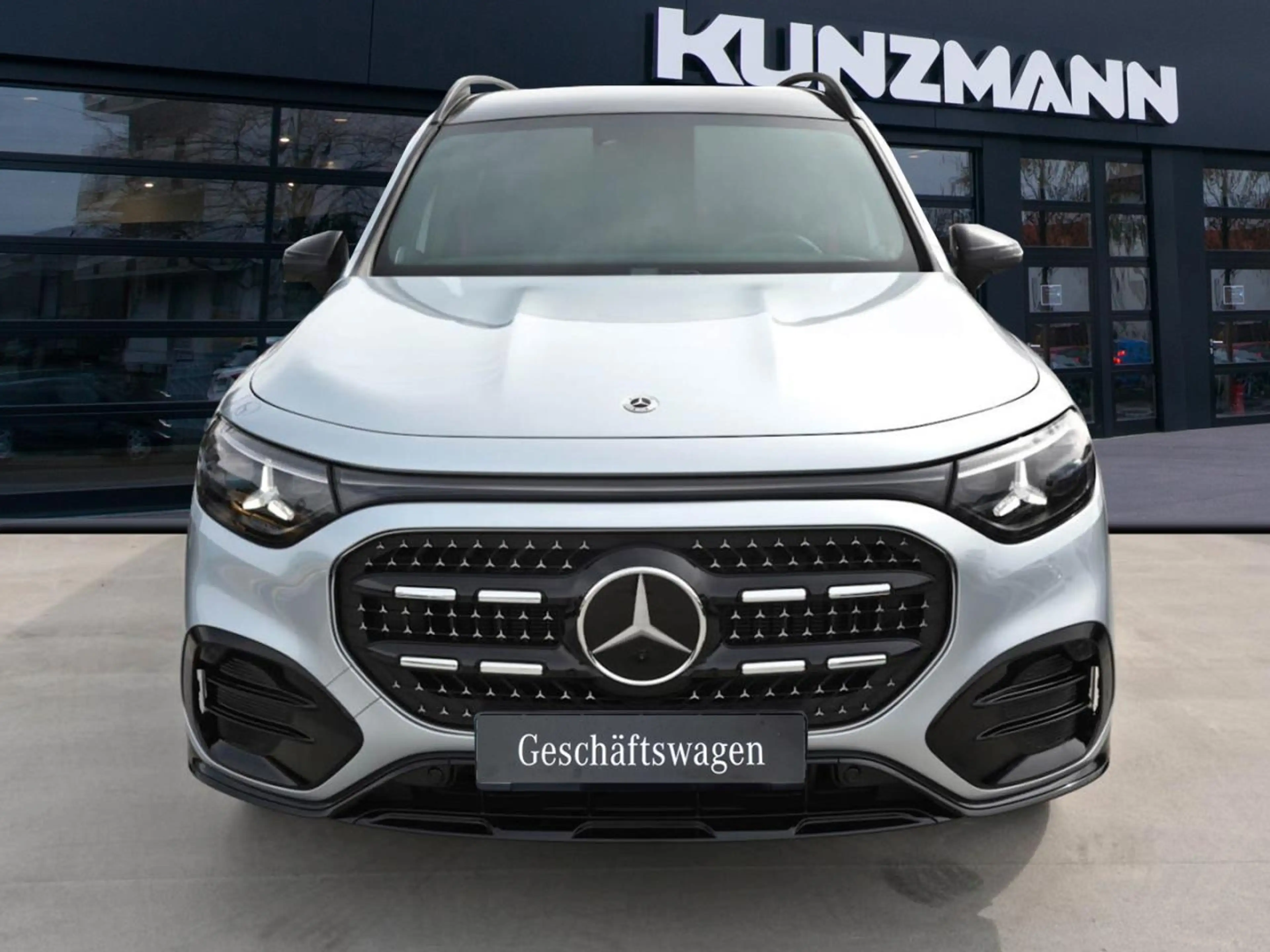 Mercedes-Benz GLB 200 4MATIC AMG Night Panorama Easy-Pack AHK — photo 2