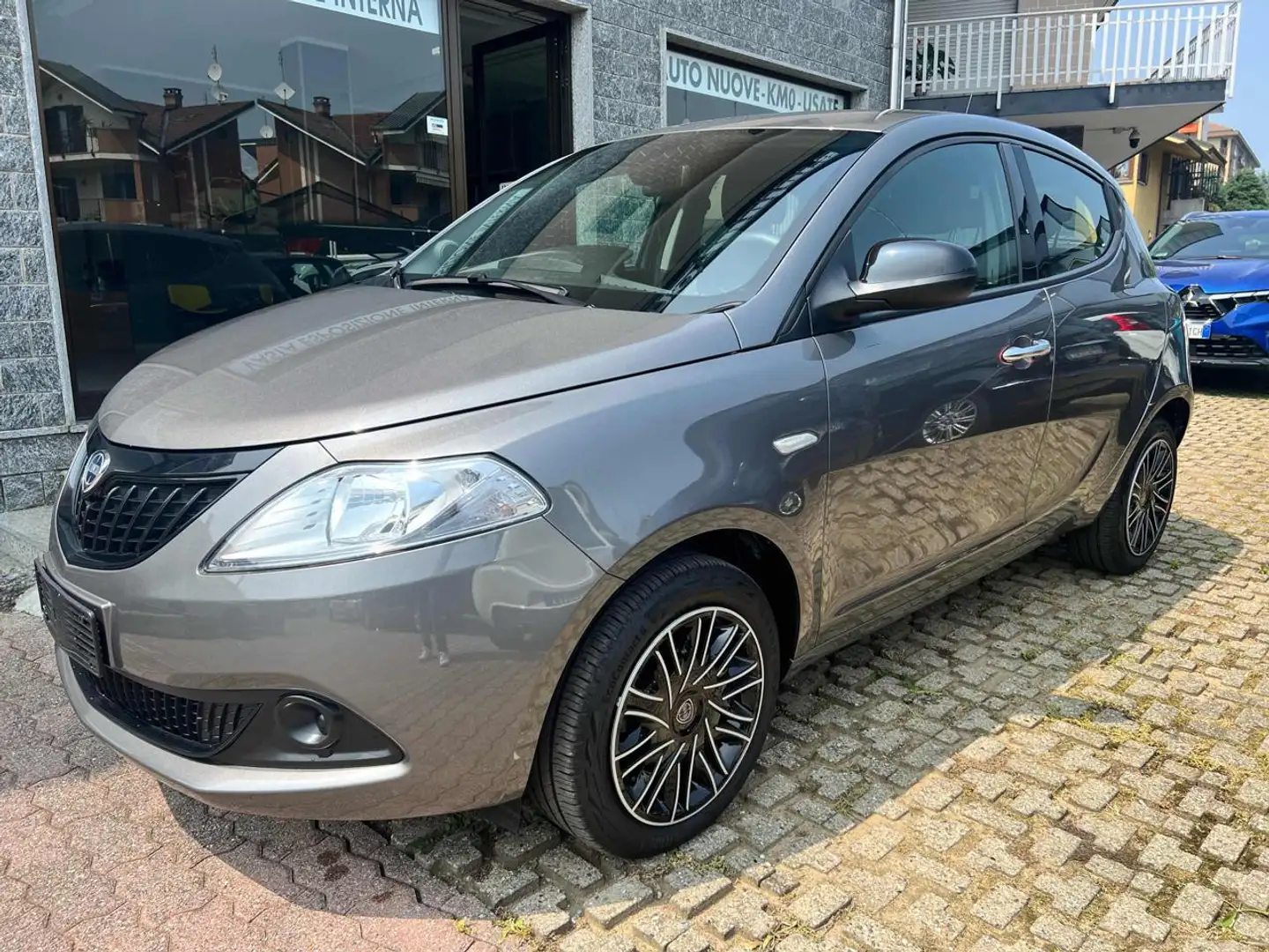 Lancia Ypsilon 1.0 FireFly 5 porte S&S Hybrid Gold Grigio - 2